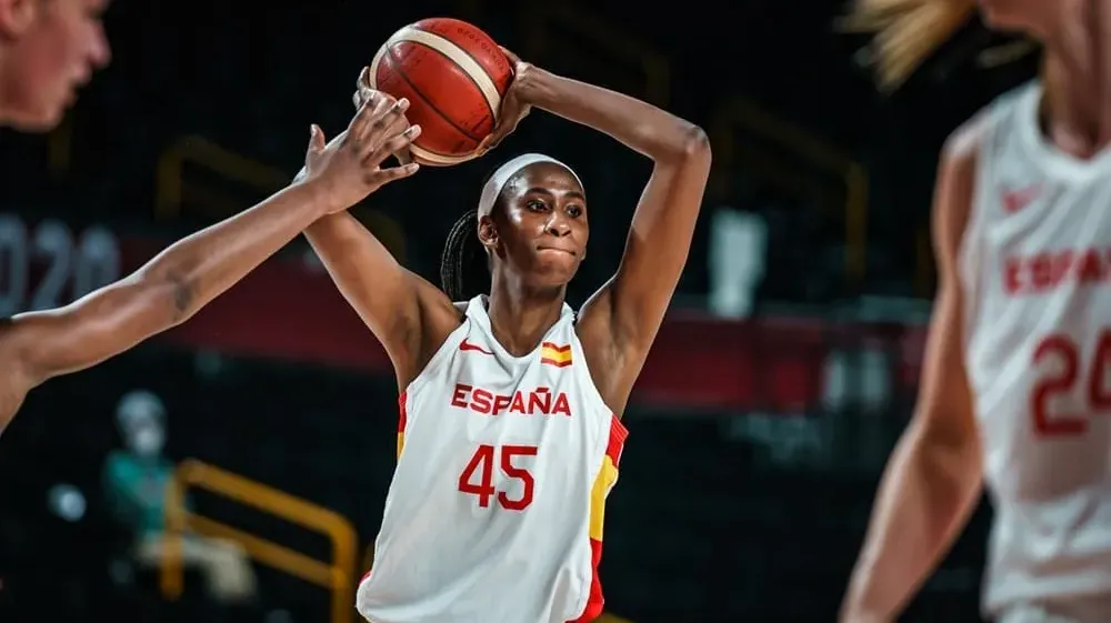 Astou Ndour — championne WNBA, elle redonne à la jeunesse de Dakar